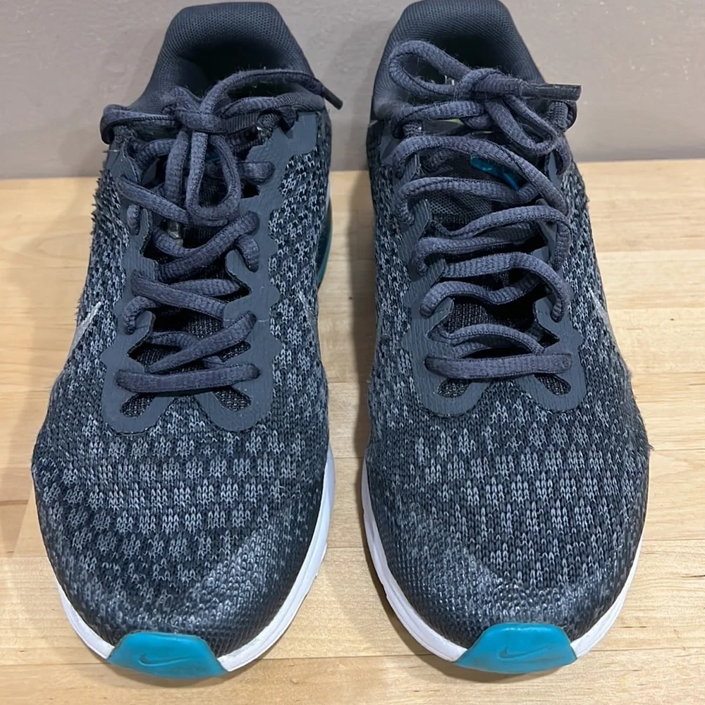 Nike AirMax Running Shoes, size 6 - Picture 3 of 12